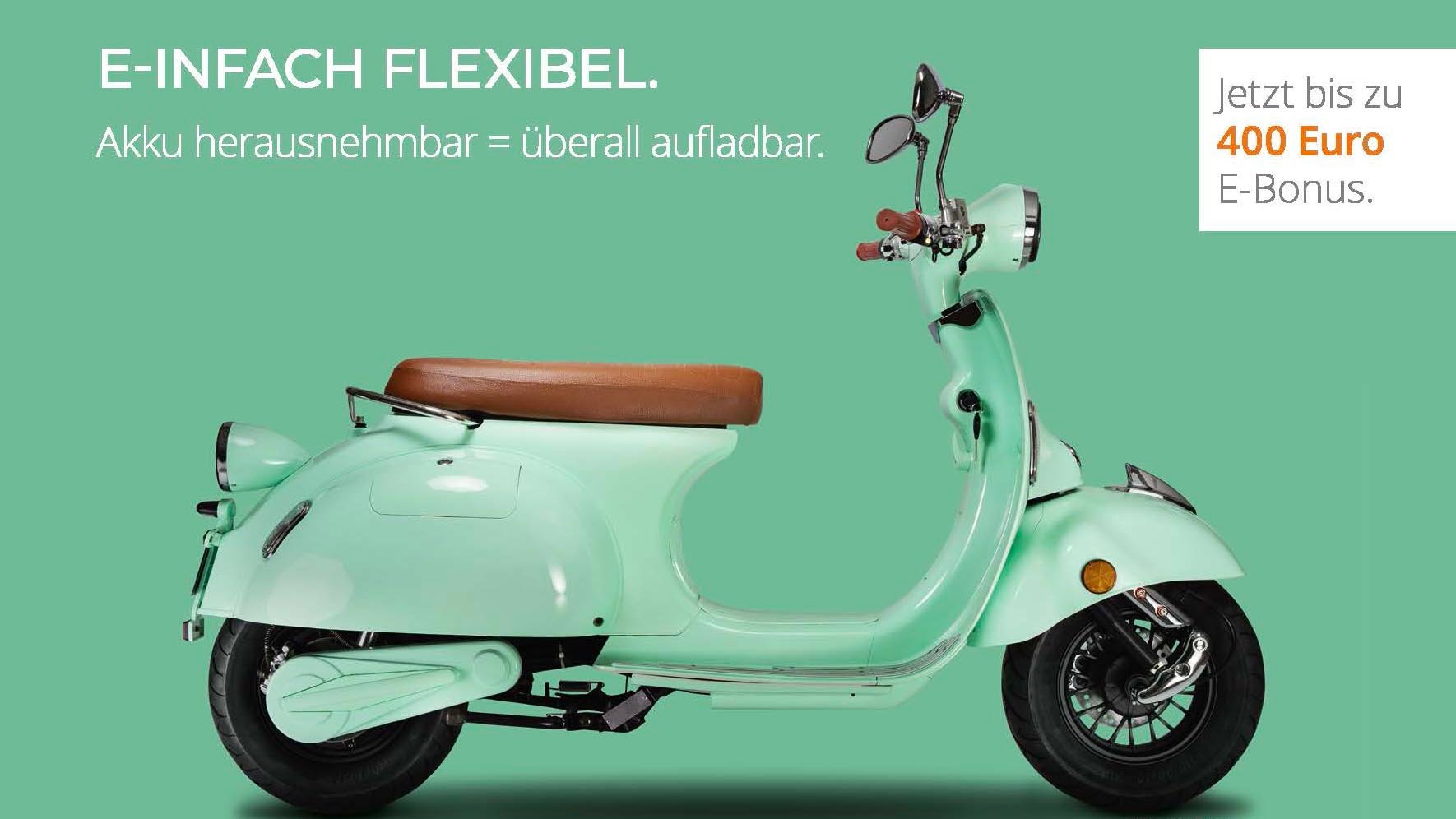 Ein mintgrüner E-Roller vor grüner Wand, mit Slogan 